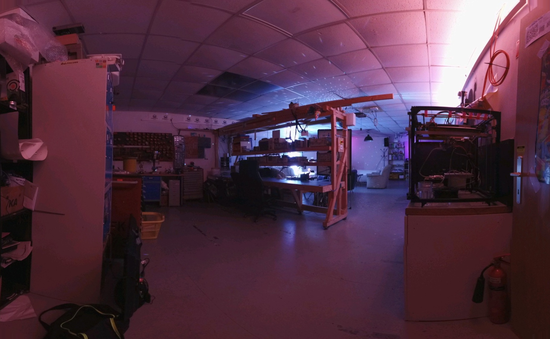 Der Hauptraum im Blickwinkel von den Memberfächern, ähnlicher Winkel wie von den 3D Druckern, nur diesmal tiefer. So sind die 3D Drucker im Bild. Auch im Bild sind die Memberfächer, die Werkbank, ein Feuerlöscher und ein Stück der Sofaecke.
